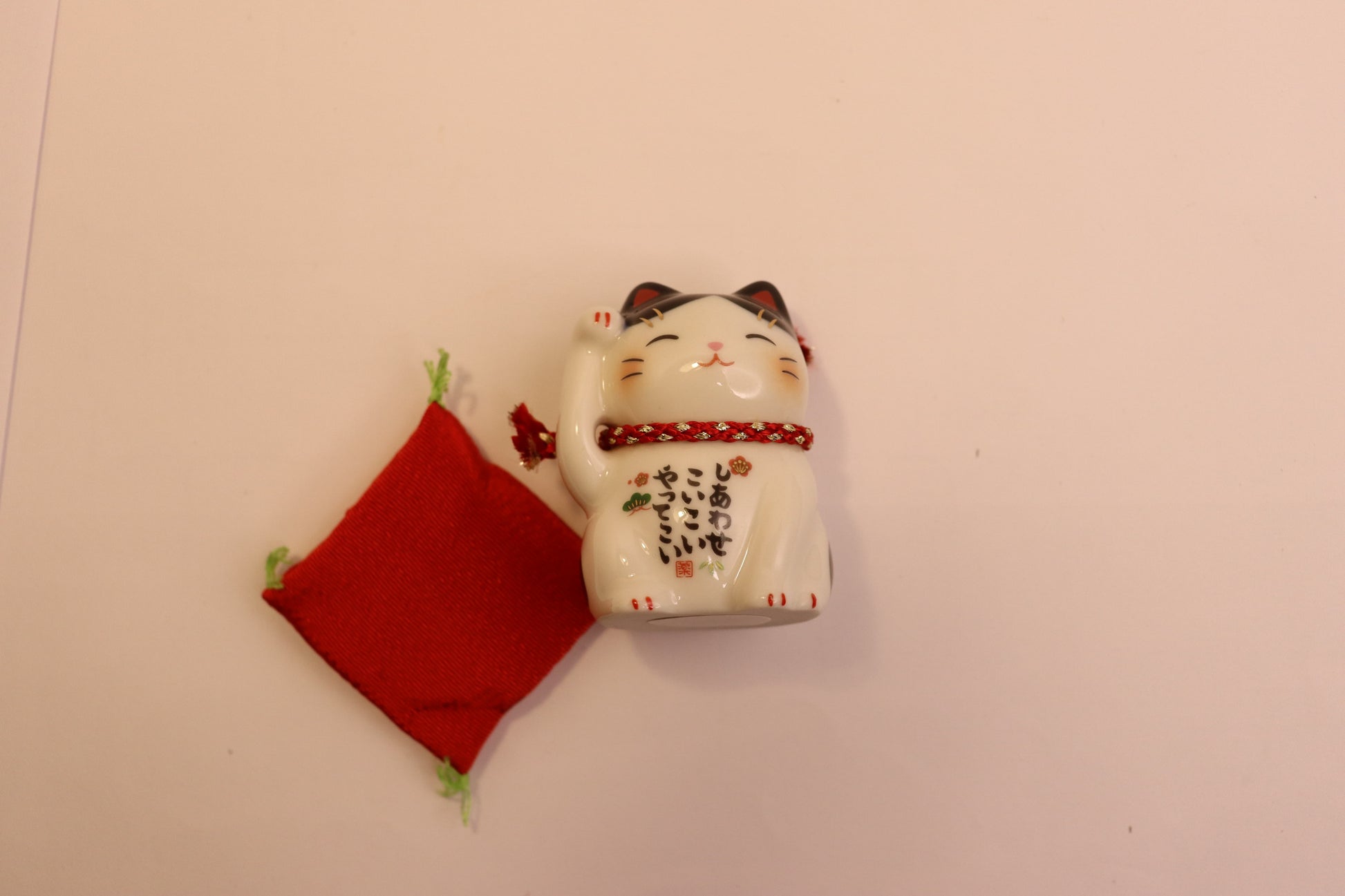 MANEKI NEKO-Lucky cat Japanese with rightn hand raised - LE COSE DIYADI