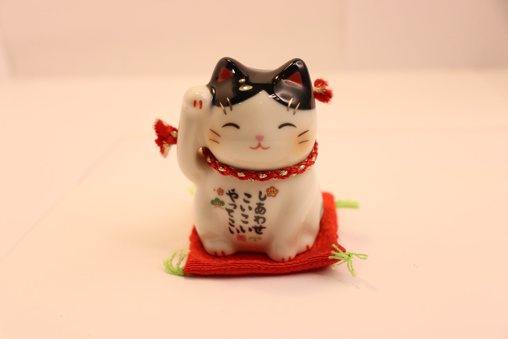 MANEKI NEKO-Lucky cat Japanese with rightn hand raised - LE COSE DIYADI