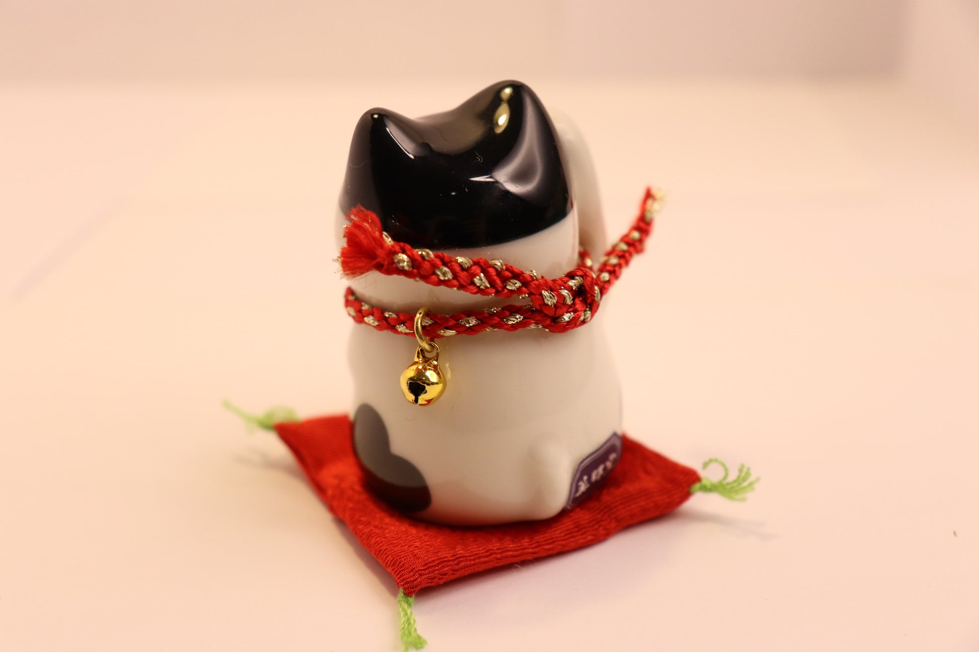 MANEKI NEKO-Lucky cat Japanese with rightn hand raised - LE COSE DIYADI