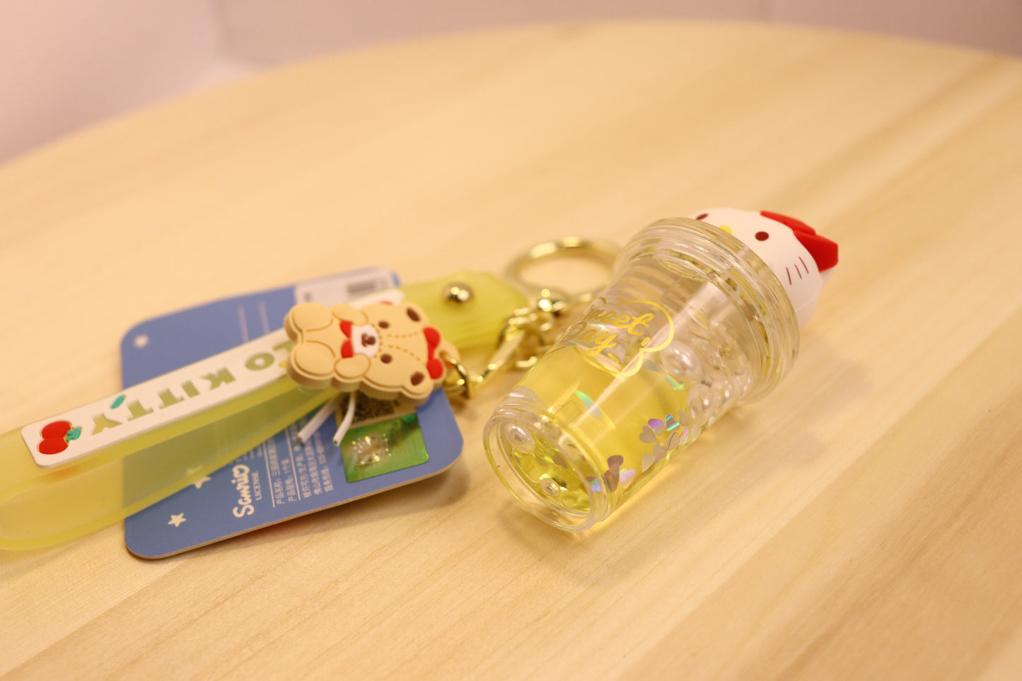 Sanrio Keychain quicksand oil liquid-Hello Kitty on the CUP OF BUBBLE TEA - LE COSE DIYADI